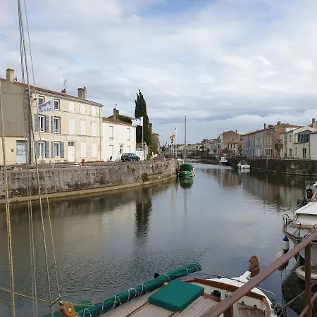 Un Trois Etoiles Entre La Rochelle Et Les Marais Poitevin * マラン