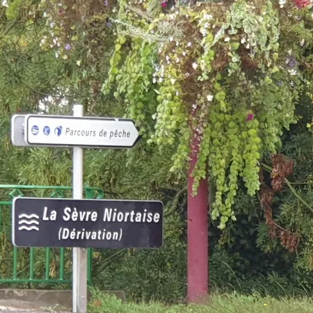 Un Trois Etoiles Entre La Rochelle Et Les Marais Poitevin *