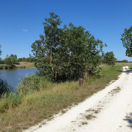 Un Trois Etoiles Entre La Rochelle Et Les Marais Poitevin Apartment