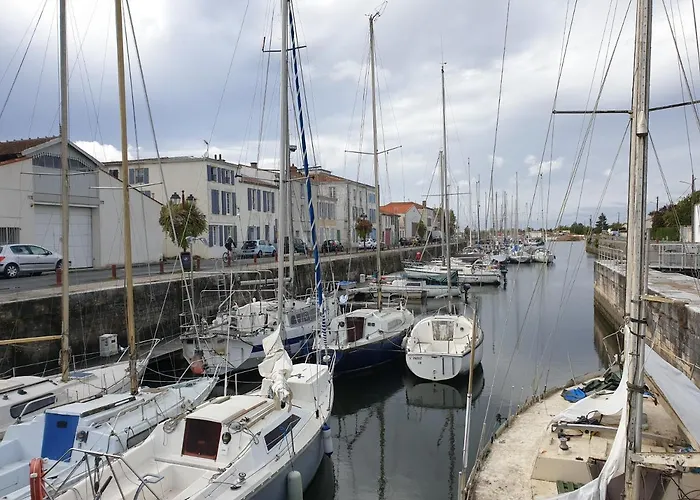 Un Trois Etoiles Entre La Rochelle Et Les Marais Poitevin *