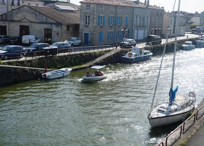 Un Trois Etoiles Entre La Rochelle Et Les Marais Poitevin